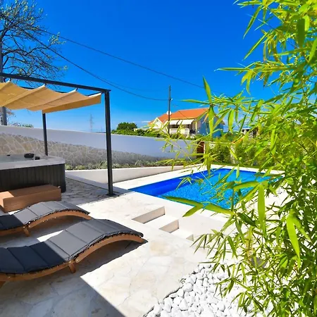 Village Idylle With Heated Pool, Sauna, Jacuzzy And Private Parking