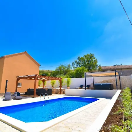 Village Idylle With Heated Pool, Sauna, Jacuzzy And Private Parking *