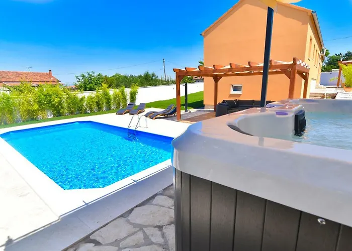 Village Idylle With Heated Pool, Sauna, Jacuzzy And Private Parking *