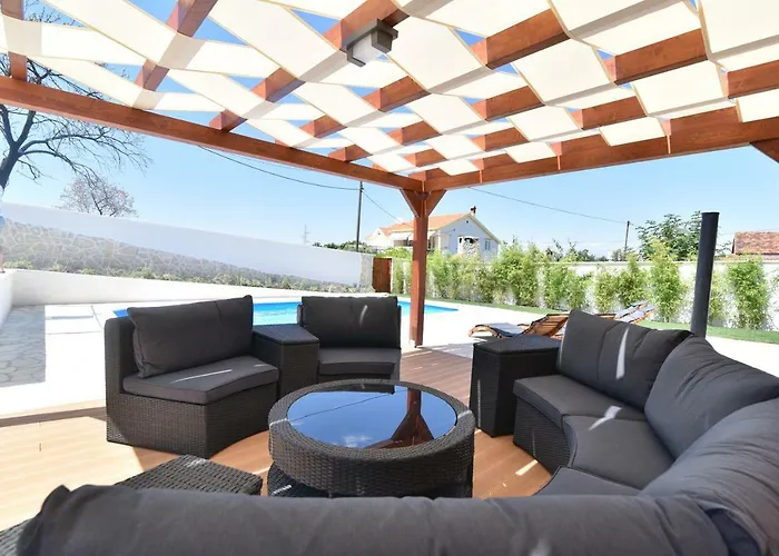 Village Idylle With Heated Pool, Sauna, Jacuzzy And Private Parking Sukošan