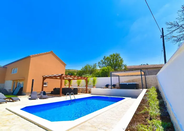 Village Idylle With Heated Pool, Sauna, Jacuzzy And Private Parking *