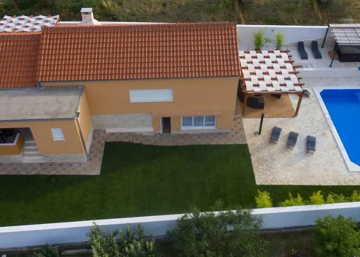 Village Idylle With Heated Pool, Sauna, Jacuzzy And Private Parking