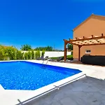 Village Idylle With Pool, Sauna, Jacuzzy And Private Parking