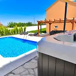 Village Idylle With Pool, Sauna, Jacuzzy And Private Parking *