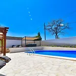 Vila Village Idylle With Pool, Sauna, Jacuzzy And Private Parking *