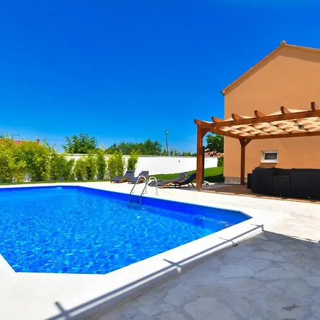 Village Idylle With Heated Pool, Sauna, Jacuzzy And Private Parking