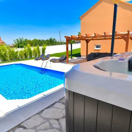 Village Idylle With Pool, Sauna, Jacuzzy&private Parking *