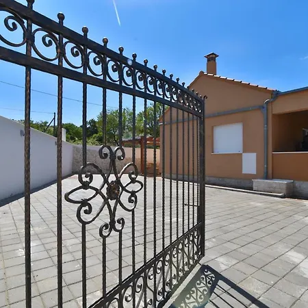 Village Idylle With Pool, Sauna, Jacuzzy&private Parking Villa