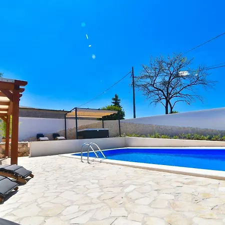 Villa Village Idylle With Heated Pool, Sauna, Jacuzzy And Private Parking *