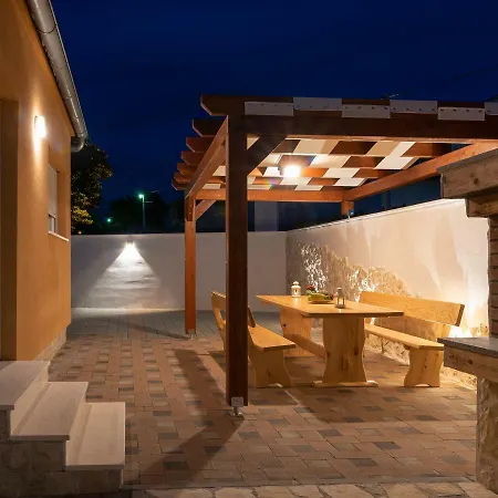 Village Idylle With Pool, Sauna, Jacuzzy&private Parking Villa