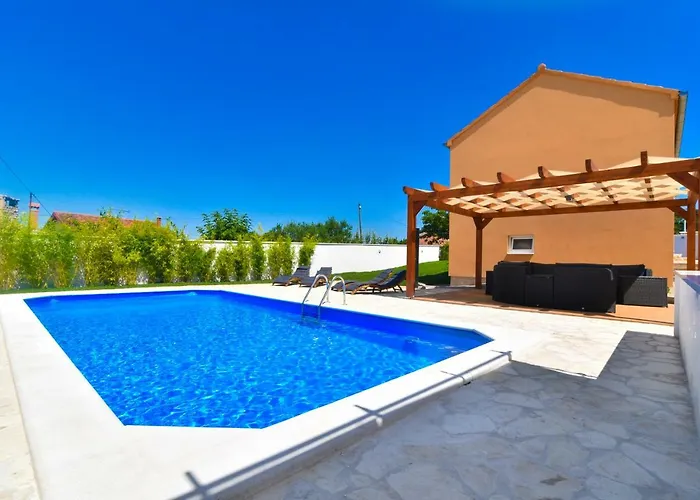 Village Idylle With Heated Pool, Sauna, Jacuzzy And Private Parking