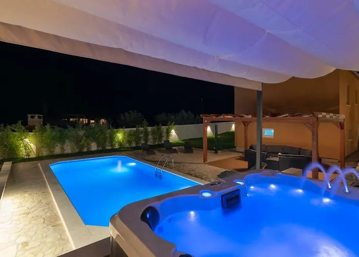 Village Idylle With Heated Pool, Sauna, Jacuzzy And Private Parking Vila Sukosan